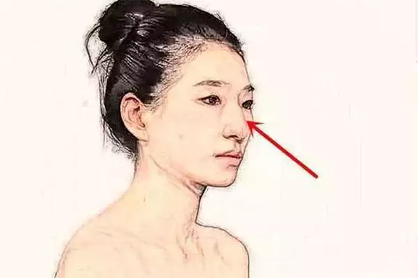 女人鼻梁低的面相特征和命运走向.jpg