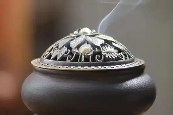 香炉里放什么旺财,五种好物各有作用.jpg 香炉里放什么旺财,五种好物各有作用.jpg